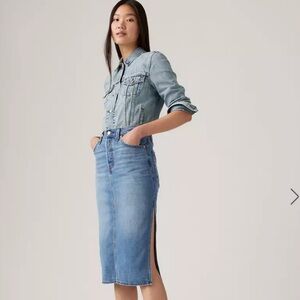 Levi’s button down front skirt with one side slit size 27